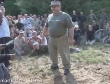 Συνταγματάρχης των ρωσικών ειδικών δυνάμεων σε επίδειξη τεχνικής σε Αμερικανούς στρατιώτες